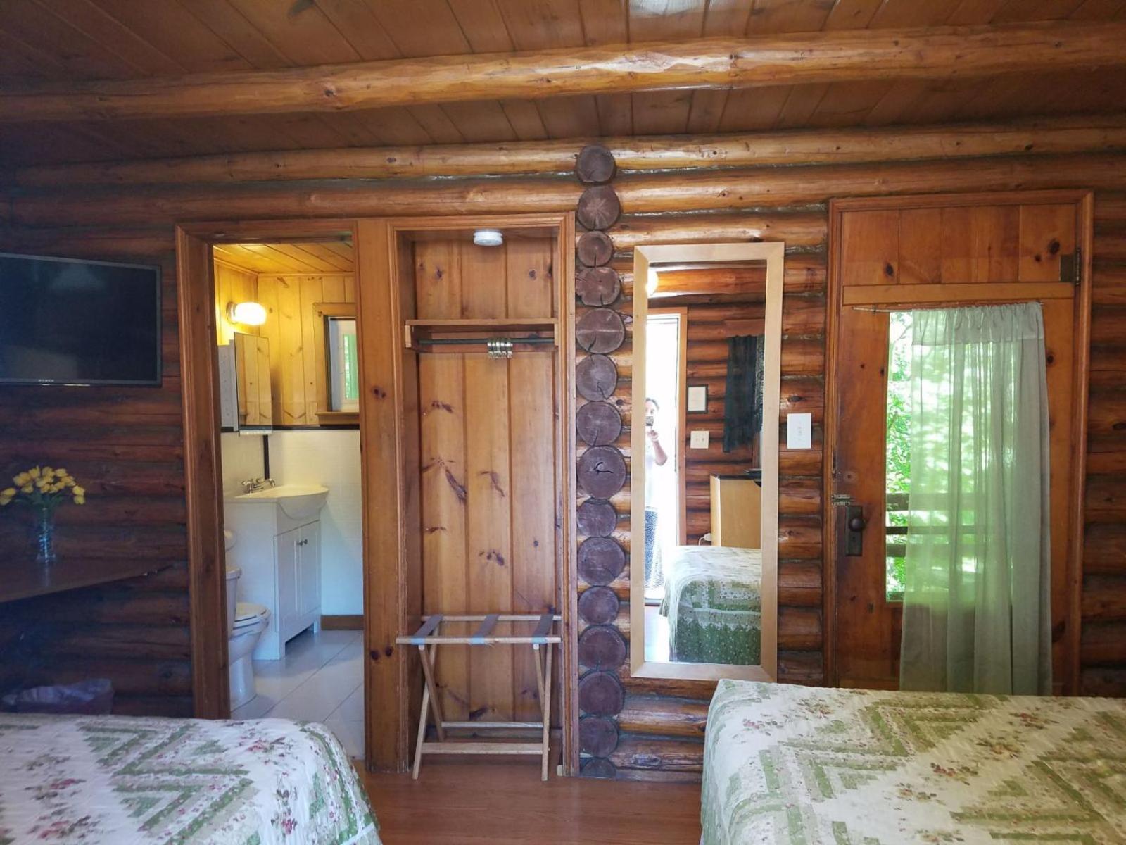 Seven Dwarfs Cabin - On The Brook Cabins Lake George Esterno foto