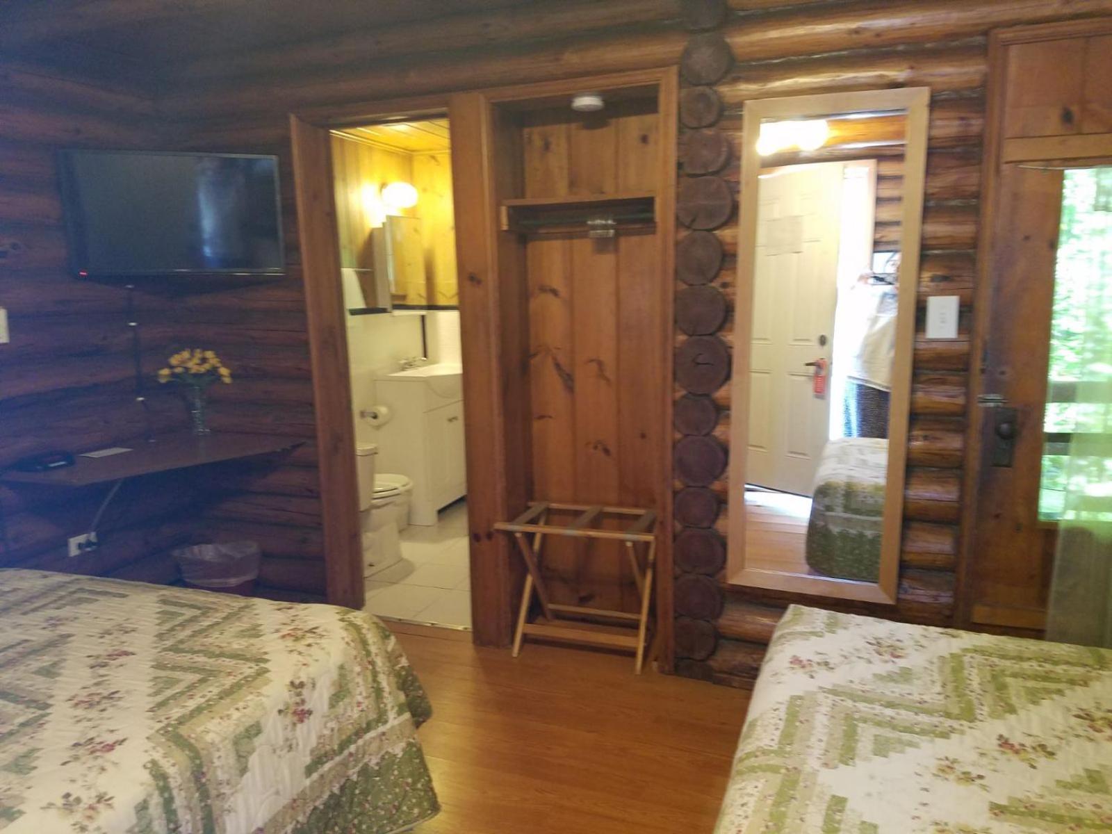 Seven Dwarfs Cabin - On The Brook Cabins Lake George Esterno foto