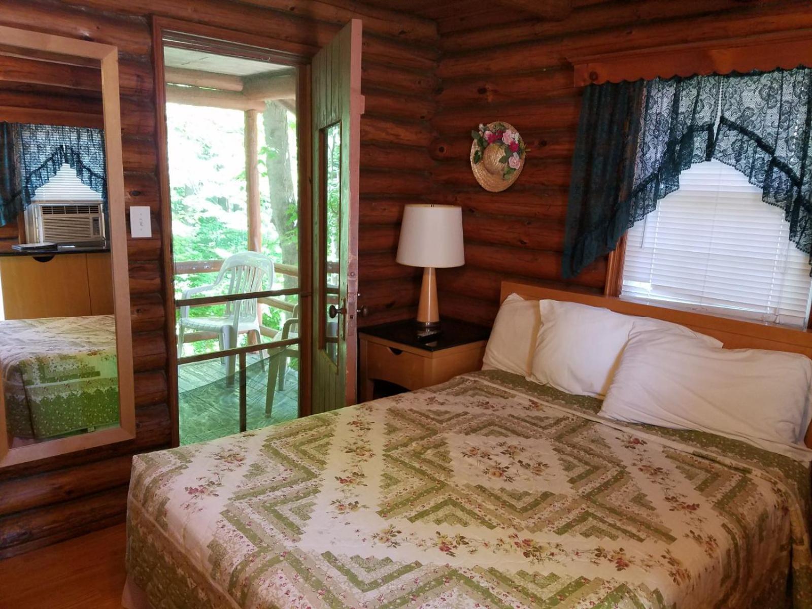 Seven Dwarfs Cabin - On The Brook Cabins Lake George Esterno foto